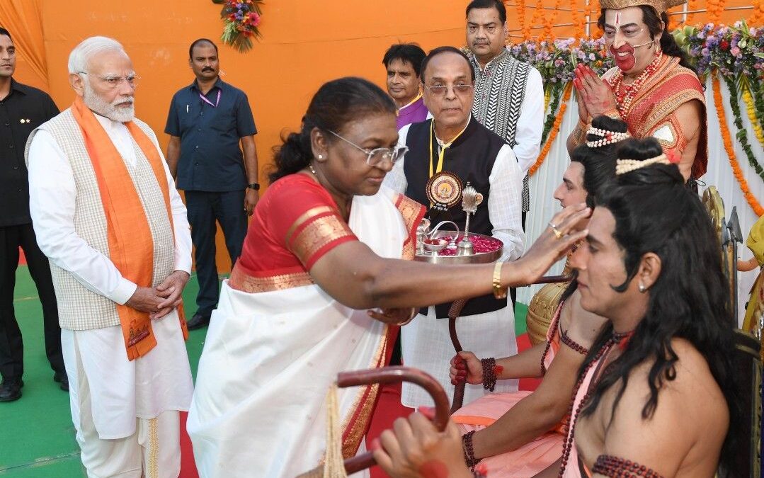 President Droupadi Murmu and Prime Minister Narendra Modi Celebrate Dussehra at Red Fort