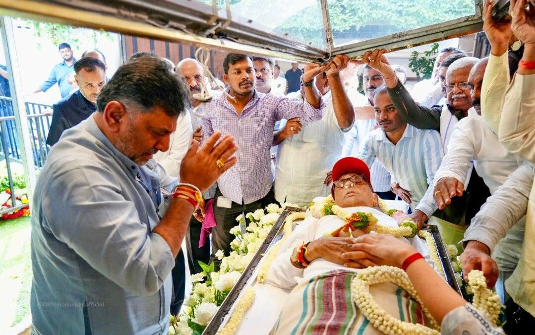 Karnataka Mourns the Loss of Former CM S. M. Krishna; D. K. Shivakumar Pays Emotional Tribute