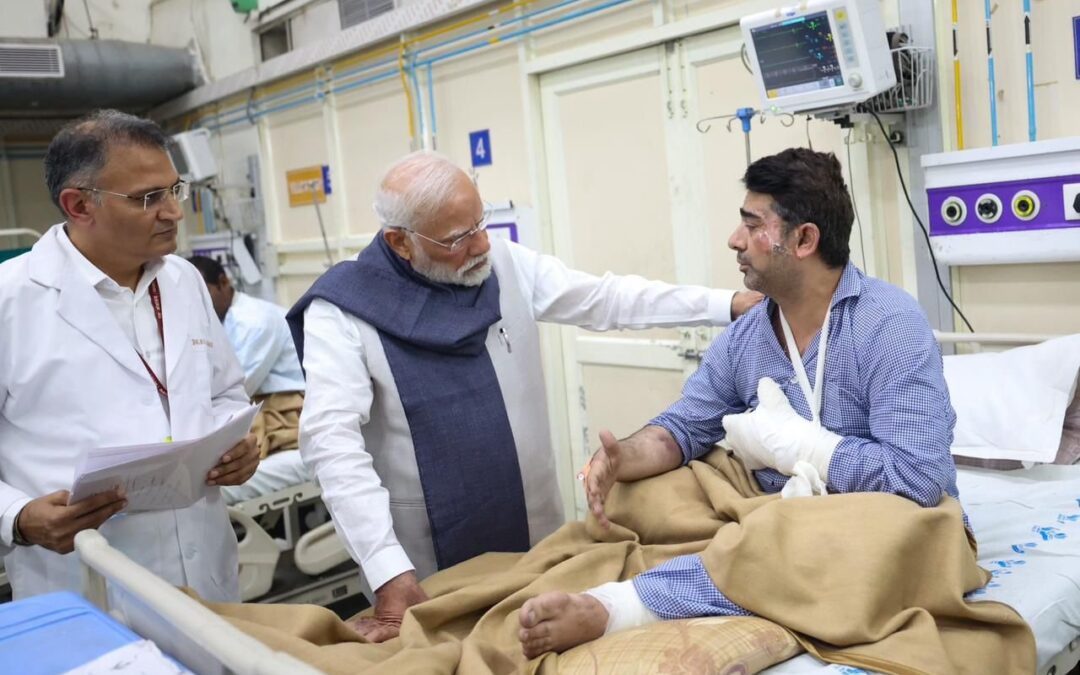 Prime Minister Narendra Modi Visits Blast Victims at LNJP Hospital in Delhi and Assures Justice for Delhi Blast Victims